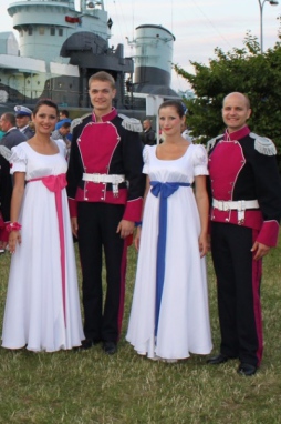 Kliknij na zdjęcie aby zobaczyć wykonanie Poloneza W. Kilara przy akompaniamencie Orkiestry Wojskowej  w Bydgoszczy  